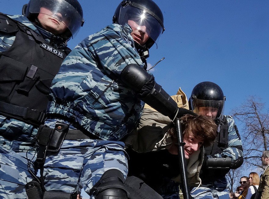 Задержание во время акции протеста против коррупции. Москва, 26 марта 2017. Фото: Татьяна Макеева / Reuters