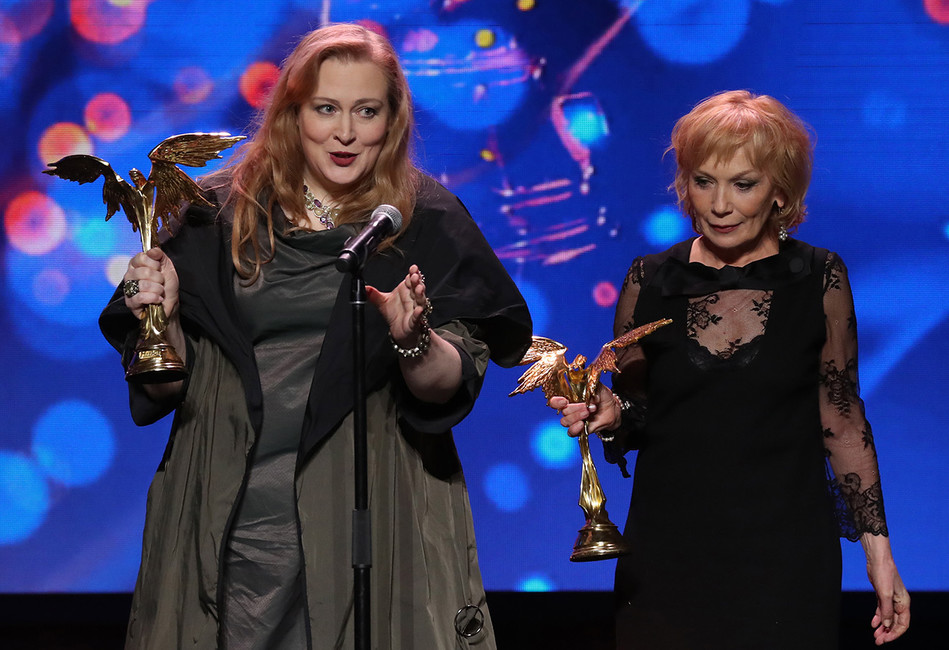 Актриса Юлия Ауг и актриса Елена Коренева (слева направо) на 30-й церемонии вручения наград кинематографической премии «Ника» за 2016 год в Государственном академическом театре имени Моссовета. Фото: Вячеслав Прокофьев / ТАСС