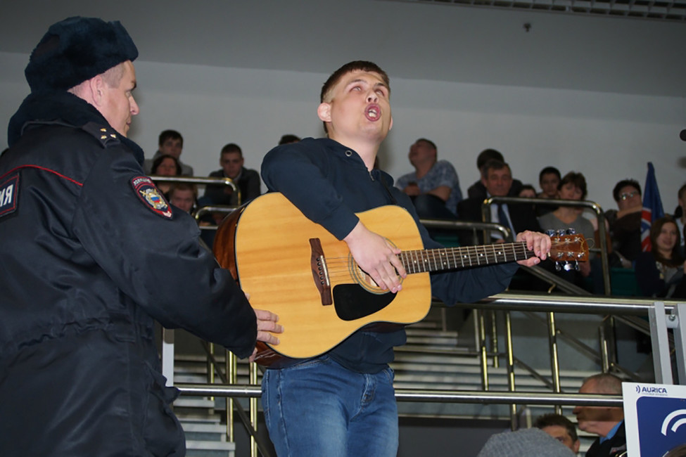 Слепой студент, исполнивший частушку, за что был принудительно удален с форума. Фото: analizator-sam.livejournal.com