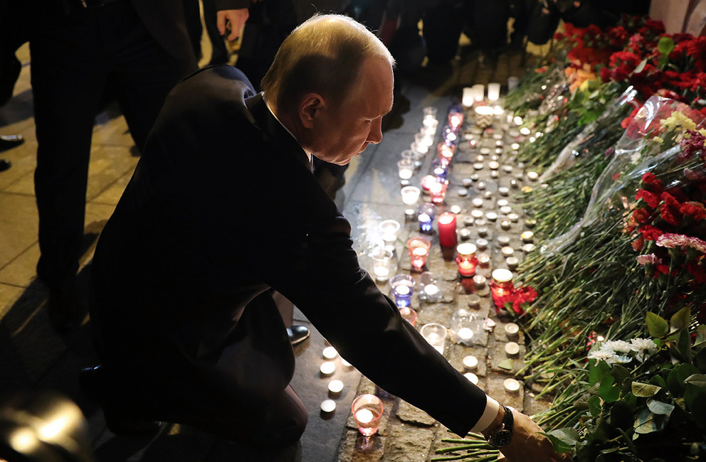 Президент России Владимир Путин возложил цветы в память о погибших в результате взрыва в метро Санкт-Петербурга. Фото: Сергей Коньков / ТАСС