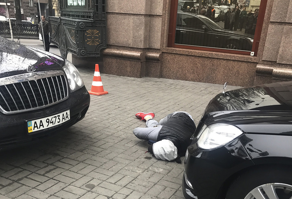 Смертельно раненый Павел Паршин в первые минуты после убийства Дениса Вороненкова. Фото: Alisa Berezutska / Reuters