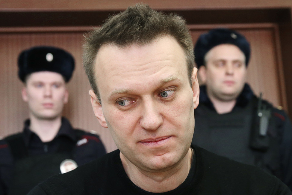 Навальный: «Мне любопытно, что Медведев не подает в суд»