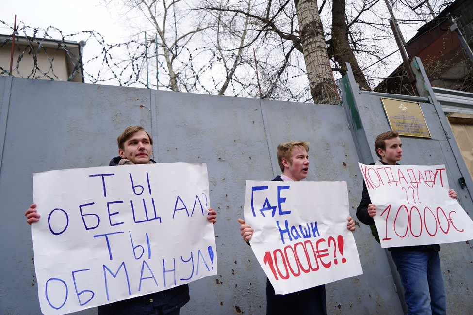 Фабрика обманутых школьников. Плющев разоблачил прокремлевских активистов, ждавших Навального у спецприемника