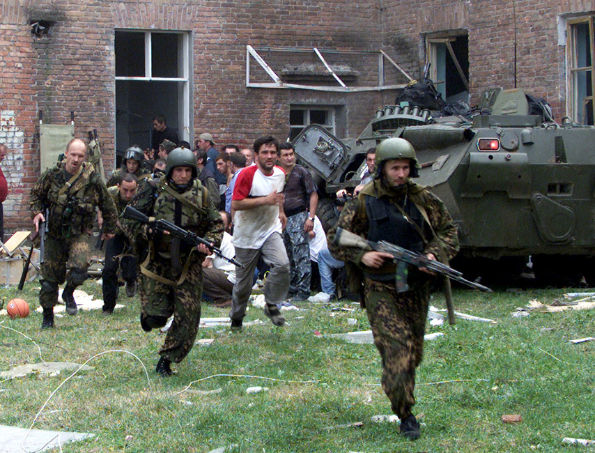 Российские солдаты на территории школы № 1. 3 сентября 2014 года. Фото: Reuters