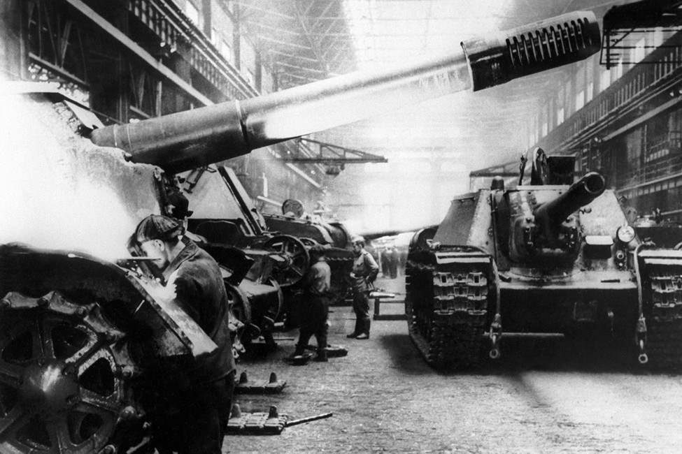 Производство ИСУ-152 на Челябинском тракторном заводе. Фотохроника ТАСС