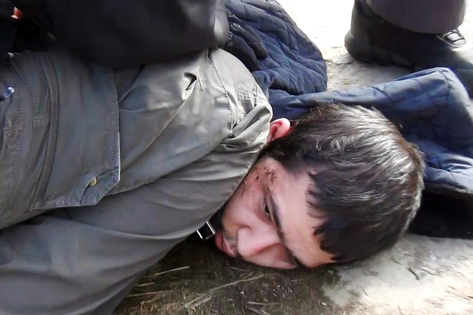 Предполагаемый организатор теракта в петербургском метро Аброр Азимов во время задержания сотрудниками ФСБ РФ в Одинцовском районе. 3 апреля 2017. Фото: ТАСС