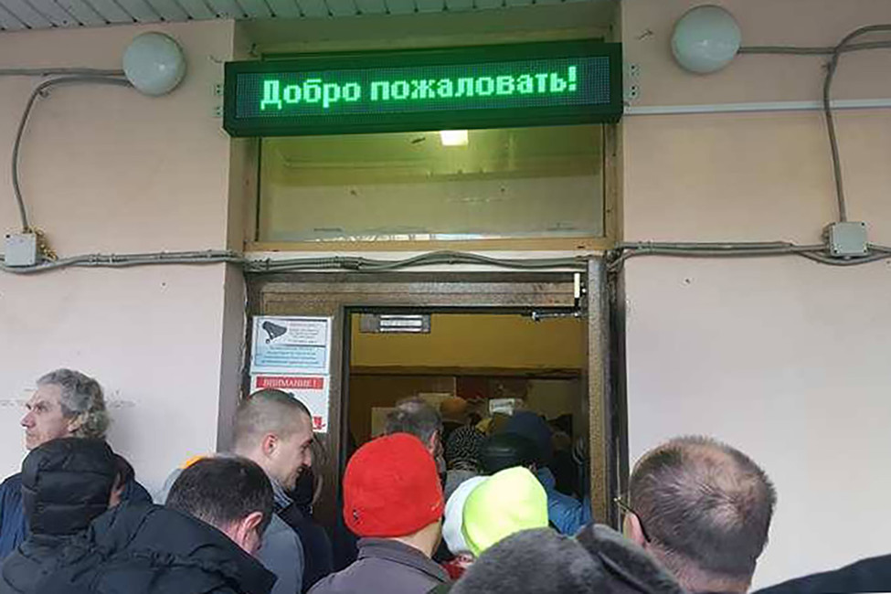 Вход в школу, где проводилась встреча. Фото: Алексей Сочнев
