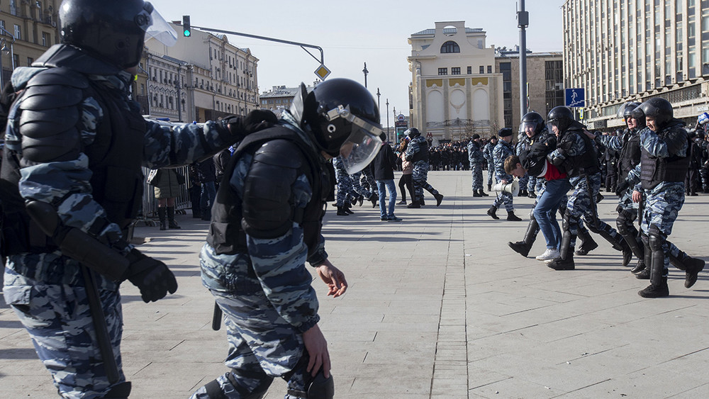 Еще один полицейский, пострадавший на акции 26 марта, оказался потерпевшим по болотному делу
