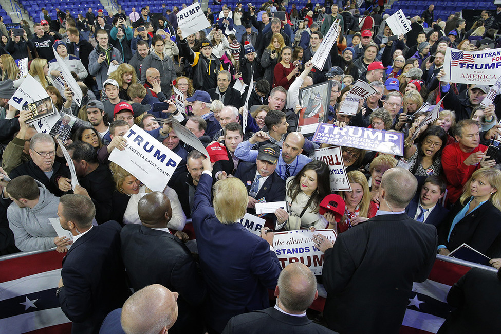Президент США Дональд Трамп (в центре) со своими сторонниками. Фото: Brian Snyder / Reuters