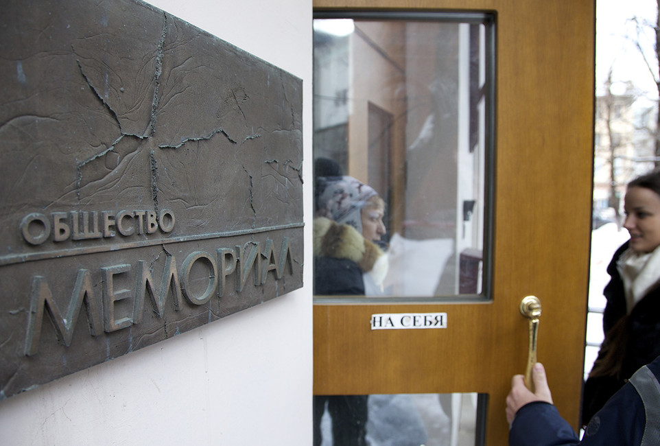 У входа в офис «Мемориала». Фото: Иван Секретарев / AP / East News