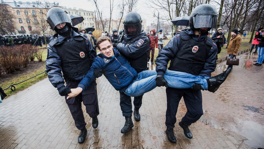 На акции «Надоел» в Петербурге прошли массовые задержания