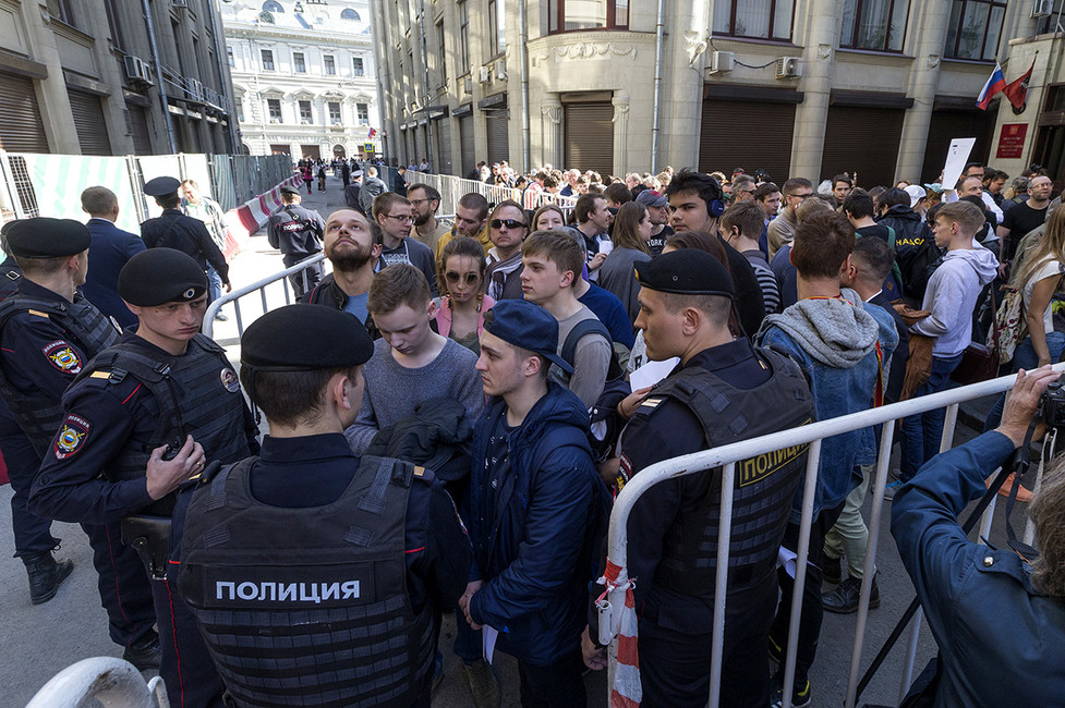 Участники акции «Надоел» около приемной Администрации президента в Москве. Фото: Иван Секретарев / AP / East News