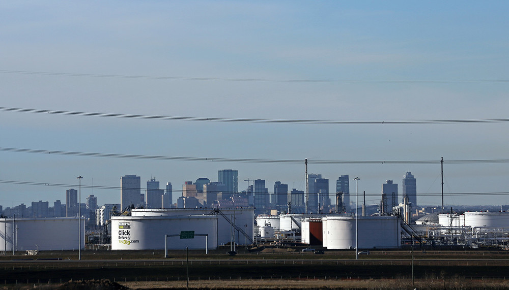 Резервуары для хранения сырой нефти в Эдмонтон, Альберта, Канада. Фото: Chris Helgren / Reuters