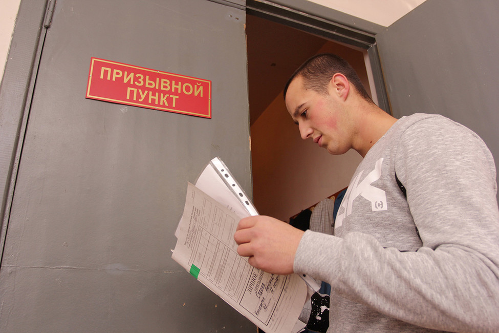 Сенаторы предложили ставить на воинский учет по месту проживания