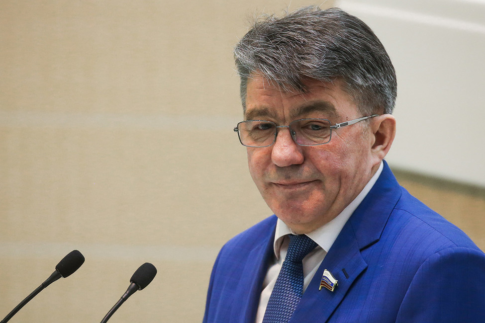 Охотник на уклонистов: какими законопроектами известен сенатор Озеров