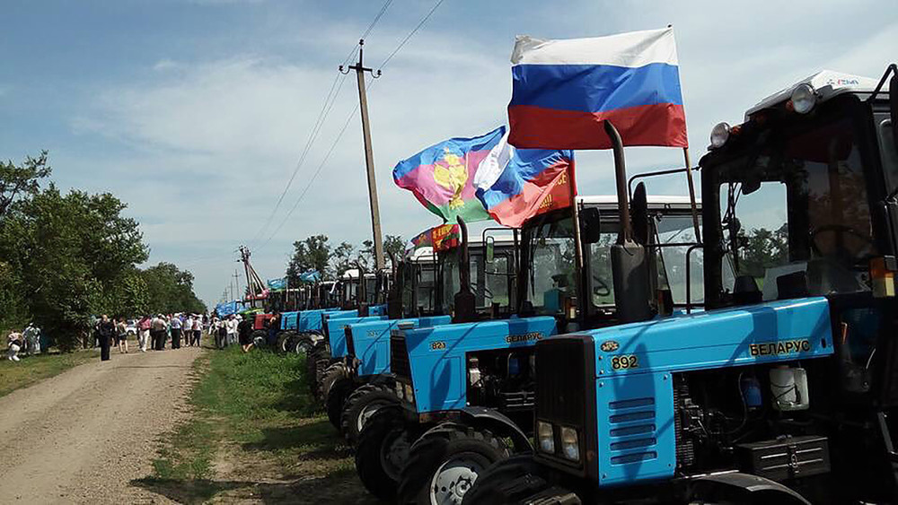 «С нами проводили устрашающие мероприятия»: как преследуют фермера, поучаствовавшего в тракторном марше