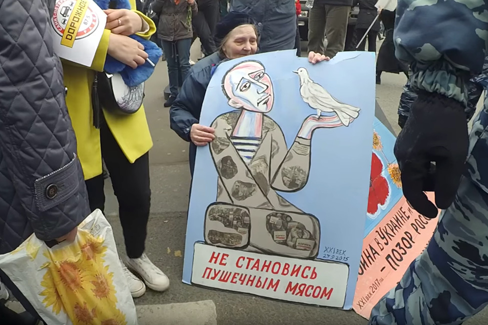 «Вы позорите нашего президента». Сторонники Путина в День Победы пытались разогнать антивоенный пикет