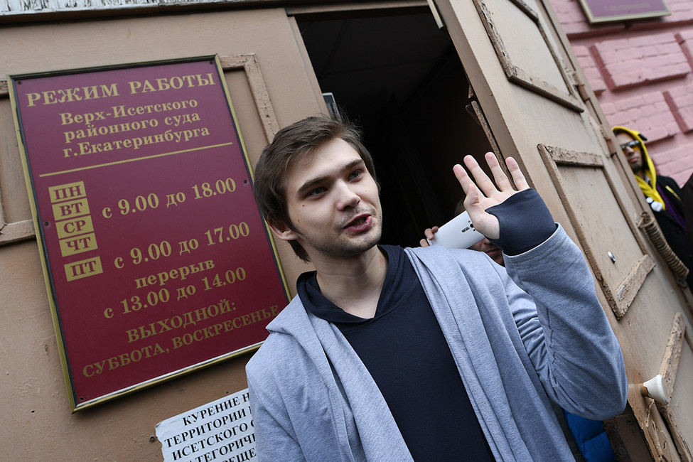 Руслан Соколовский после вынесения приговора у здания суда. Фото: Донат Сорокин / ТАСС