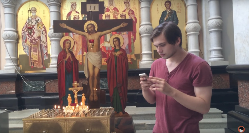 Кадр из ролика «Ловим покемонов в церкви» Руслана Соколовского