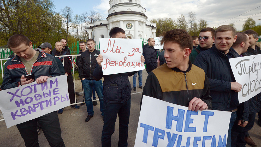Вялое ура и жидкие аплодисменты. Как прошел митинг за реновацию