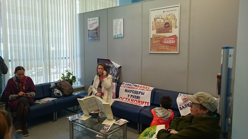 Валютные заемщики против «Совкомбанка»: протестующие голодают у банка уже неделю