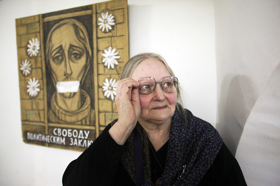 Елена Осипова на выставке политического плаката и других своих работ. Фото: Елена Пальм / Интерпресс / ТАСС