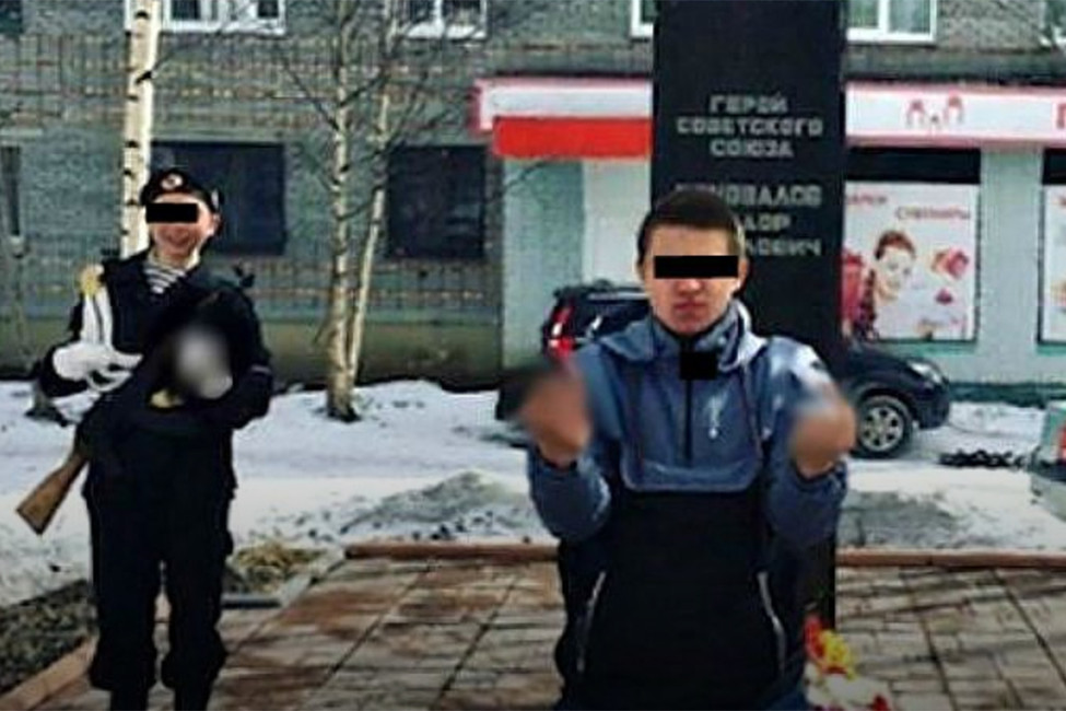 Полиция проверит фото с подростками, показывающими средний палец на фоне мемориала Герою СССР
