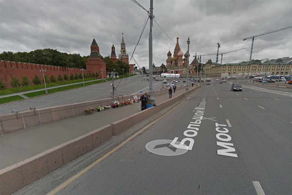 Большой Москорецкий мост и народный мемориал на месте убийства Борица Немцова (слева) Фото: google maps