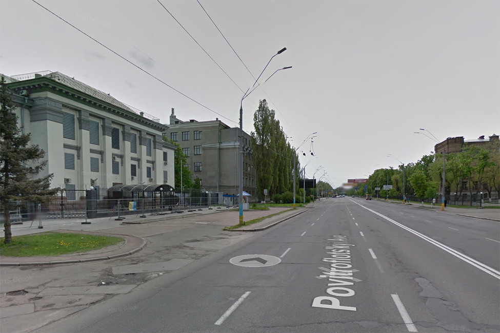 Воздухофлотский проспект и российское посольство (слева) в Киеве. Фото: google maps