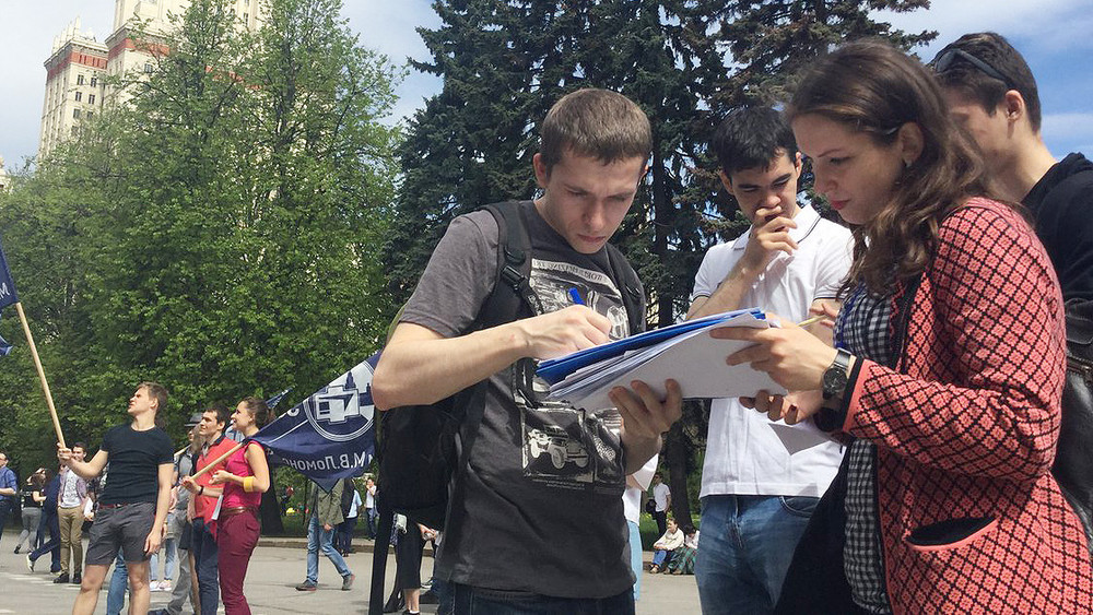 Студентам МГУ не дали собрать подписи в защиту Дмитрия Богатова во время празднования Дня Физика