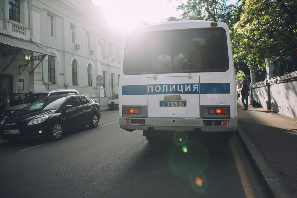 Автозак у здания театра