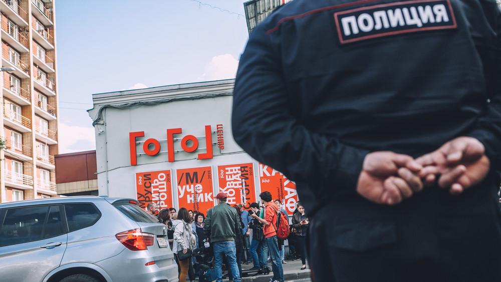 Театр-солидарность: фоторепортаж Открытой России с акции поддержки у «Гоголь-центра»