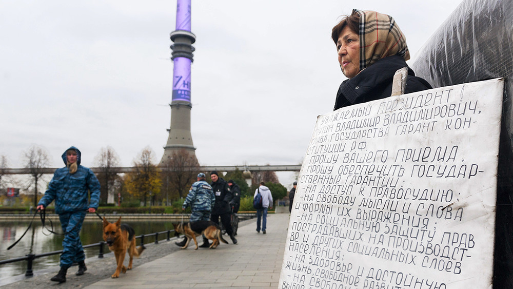 Мать шахтера, оставшегося инвалидом, уже пять лет устраивает пикеты в Москве