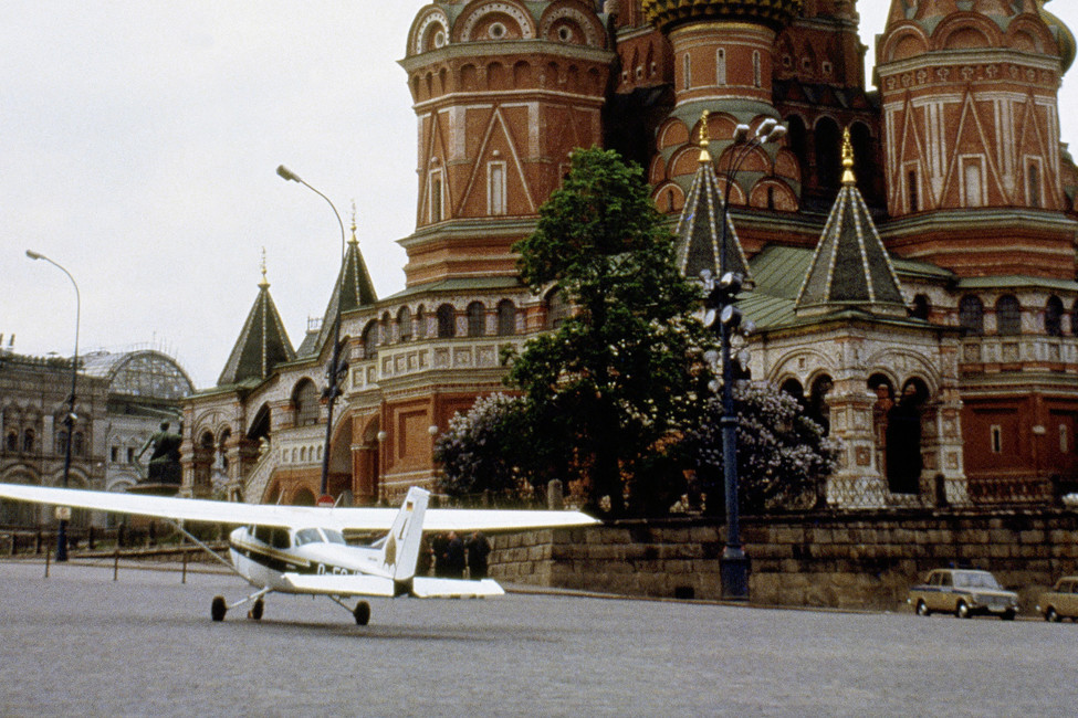 Самолет Матиаса Руста на Красной площади, 1987 год. Фото: AP / East News