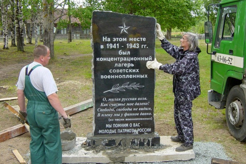 Юрий Дмитриев во время установке памятника в Ковере Олонецкого района. Источник: dmitriev.tilda.ws