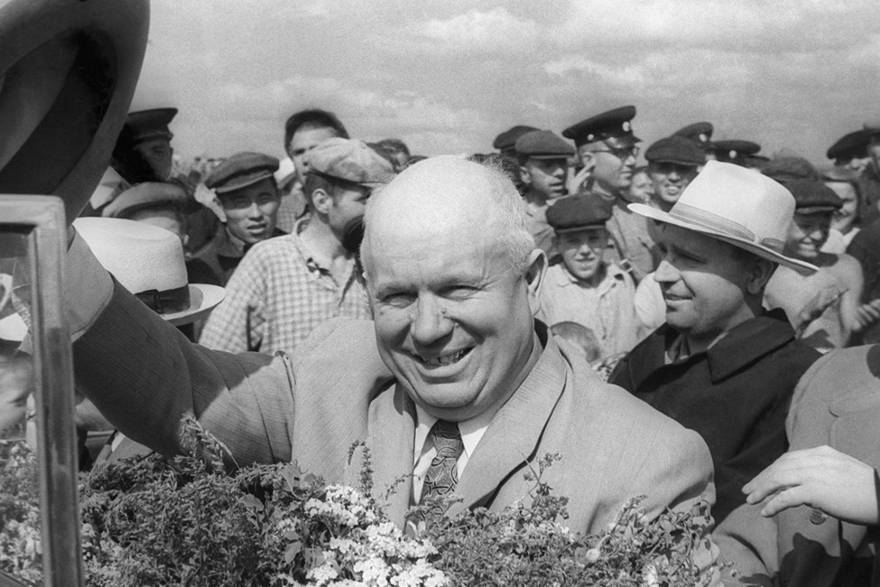 Никита Хрущев во время посещения совхоза «Озерный» Адамовского района, 1956 год. Фото: Борис Клипиницер /
Фотохроника ТАСС