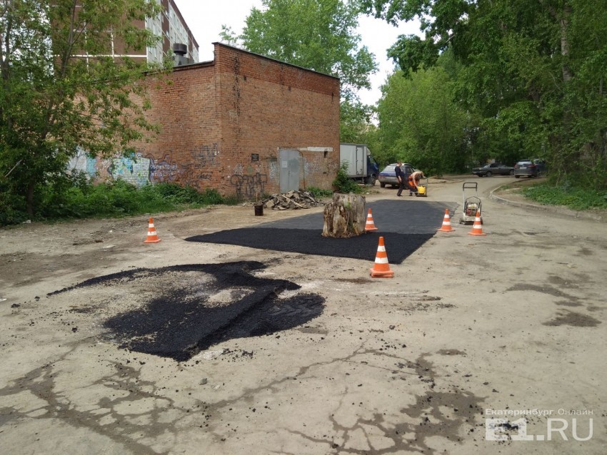 «Памятник маразму»: В Екатеринбурге торчащий посреди дороги пень закатали в асфальт