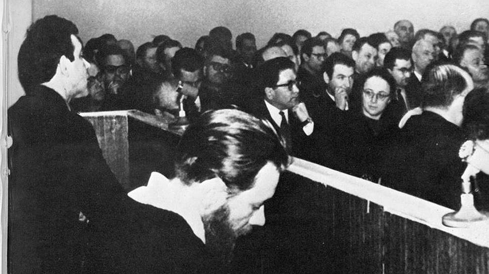 Юлий Даниэль (слева) и Андрей Синявский в зале суда, февраль 1966 года. Фото: Архив «Мемориала»
