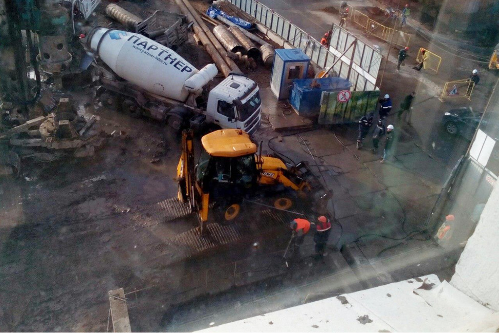 Вид из окна дома на стройку во дворе. Фото: Михаил Панфилов