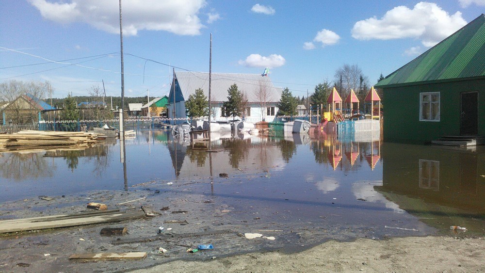 Вода с гор затопила ямальское село Овгорт