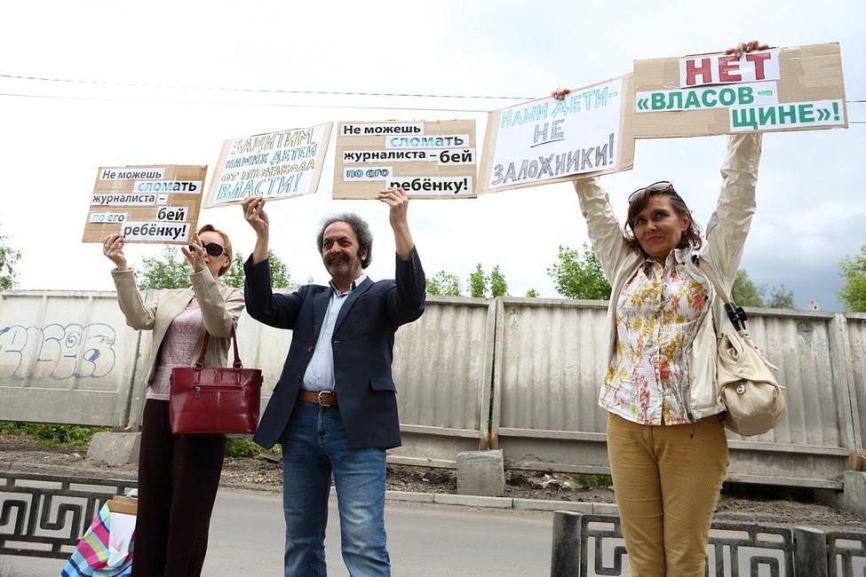 «Наши дети — не заложники». В Омске прошла акция протеста в защиту семьи журналистки