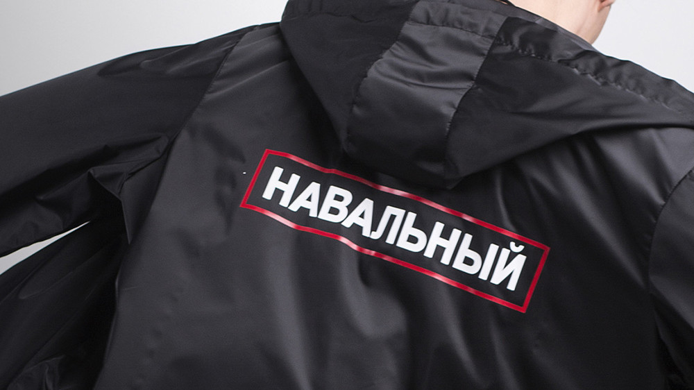 Бренд BatNorton выпустил футболки и дождевики «Навальный»