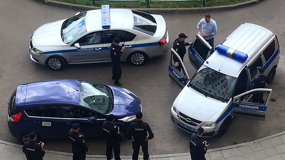 Навального задержали в подъезде дома