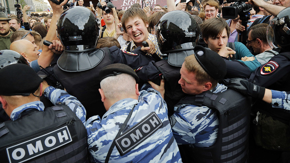 Сломанный зуб, перцовый баллончик. Что известно о «деле 12 июня»