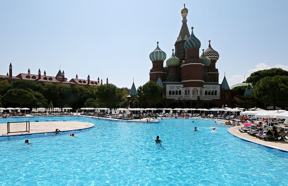 На территории отеля Kremlin Palaсe в Анталье, Турция. Фото: Александр Демьянчук / ТАСС