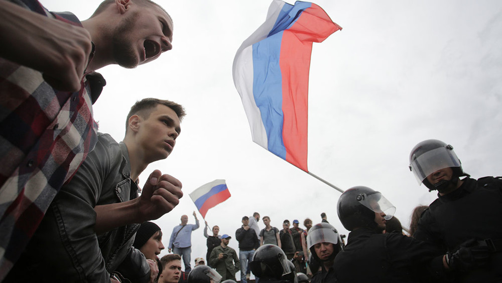 Росгвардия: Бойца ОМОНа ударили ножом во время акции 12 июня в Петербурге