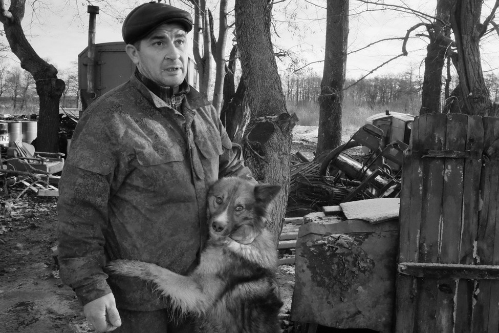 Фермер Ислам Ширинов на своей ферме, которую по ночам охраняет собака Малыш