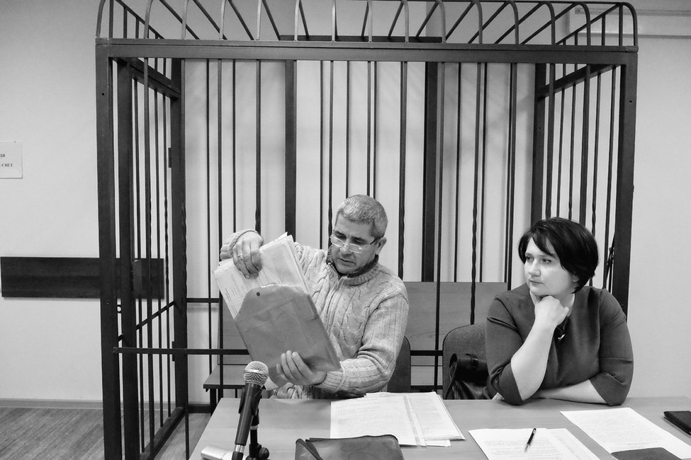 Фермер Ислам Ширинов (слева) и его адвокат Ольга Костерная (справа) в Балтийском городском суде