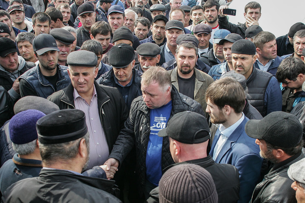 Андрей Бажутин (в центре) в лагере протестующих дальнобойщиков в поселке Манас. Фото: Ильяс Хаджи / NewsTeam / ТАСС