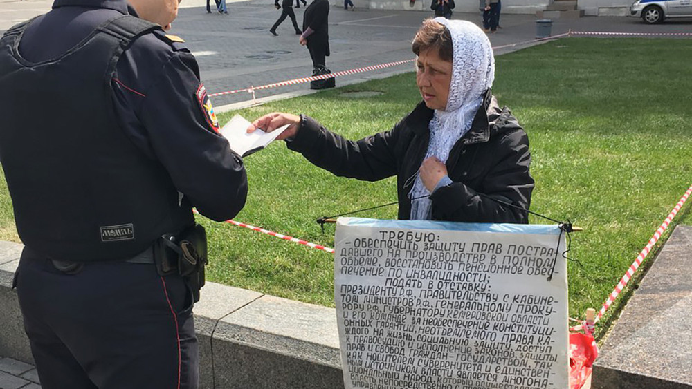 Мать шахтера-инвалида задержали за одиночный пикет на Манежной площади